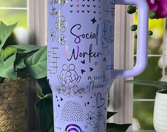 Cadeaubeker voor maatschappelijk werker | Lasergegraveerde beker van 40 oz | Naadloze gepersonaliseerde mok met handvat | Waarderingscadeau | Geïsoleerd