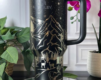 Deer Mountains Szene Laser gravierter 40 Unzen Becher mit Griffdeckel und Strohhalm, individuell gravierter Becher, doppelwandiger Isolierbecher