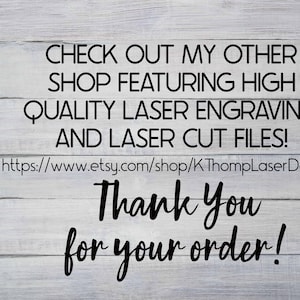 K&ouml;nnte beinhalten: Ein Holzmaserungshintergrund mit dem Text "KTHOMP DESIGNS" in Wei&szlig; auf der linken Seite. Der Text "CHECK OUT MY OTHER SHOP FEATURING HIGH QUALITY LASER ENGRAVING AND LASER CUT FILES!" ist in Schwarz. Unter dem Text befindet sich eine Website-Adresse: "https://www.etsy.com/shop/KThompLaser Designs". Der Text "Thank You for your order!" ist in Schwarz.