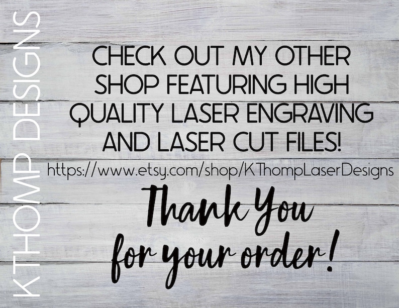 K&ouml;nnte beinhalten: Ein Holzmaserungshintergrund mit dem Text "KTHOMP DESIGNS" in Wei&szlig; auf der linken Seite. Der Text "CHECK OUT MY OTHER SHOP FEATURING HIGH QUALITY LASER ENGRAVING AND LASER CUT FILES!" ist in Schwarz. Unter dem Text befindet sich eine Website-Adresse: "https://www.etsy.com/shop/KThompLaser Designs". Der Text "Thank You for your order!" ist in Schwarz.