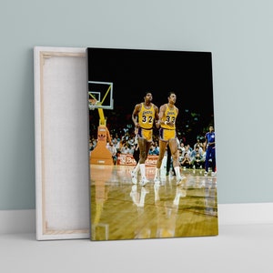 Magic Johnson y Kareem Abdul-Jabbar, Opciones de material: Lienzo o póster, Leyendas de la NBA 75, Los Angeles Lakers, Arte mural de baloncesto