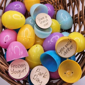 Pu&ograve; includere: Un cesto pieno di uova di Pasqua di plastica colorate, ognuna contenente un piccolo cerchio di legno con un'attivit&agrave; o una frase diversa scritta su di esso. Alcune delle frasi includono "Invita un amico", "Scegli tu la cena", "Yogurt gelato" e "Giornata al parco".