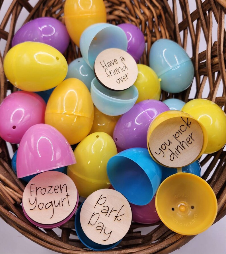 Pu&ograve; includere: Un cesto pieno di uova di Pasqua di plastica colorate, ognuna contenente un piccolo cerchio di legno con un'attivit&agrave; o una frase diversa scritta su di esso. Alcune delle frasi includono "Invita un amico", "Scegli tu la cena", "Yogurt gelato" e "Giornata al parco".