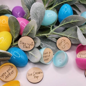 Pu&ograve; includere: Una collezione di uova di plastica colorate riempite con cerchi di legno contenenti varie attivit&agrave; e un buono regalo da 5 &euro;. Le attivit&agrave; includono "Giornata con pap&agrave;", "Scegli tu la cena", "Invita un amico", "Gita al gelato", "Yogurt gelato" e "Picnic".