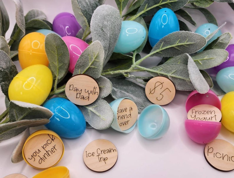 Pu&ograve; includere: Una collezione di uova di plastica colorate riempite con cerchi di legno contenenti varie attivit&agrave; e un buono regalo da 5 &euro;. Le attivit&agrave; includono "Giornata con pap&agrave;", "Scegli tu la cena", "Invita un amico", "Gita al gelato", "Yogurt gelato" e "Picnic".