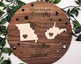 Cartello familiare personalizzato, cartello in legno per famiglie a lunga distanza, cartello con miglia non contano, regalo di compleanno per la famiglia