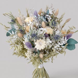Rustiek bruidsboeket met distels, gedroogde wilde bloemen en eucalyptus.