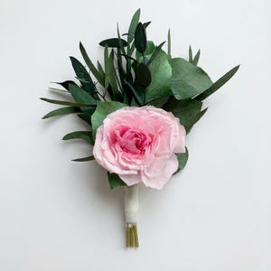 Boutonniere de rosas cor-de-rosa preservadas: lapela de casamento de eucalipto