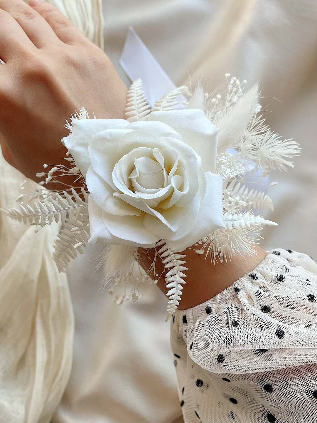 Corsage de poignet de fleurs séchées et roses blanches Corsage