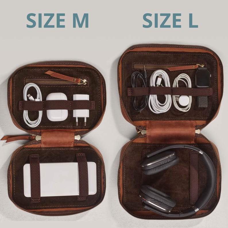 以下が含まれることがあります： 「SIZE M」と「SIZE L」のラベルが付いた2つの茶色の革製のトラベルケース。小さい方のケースは開いており、白い携帯電話、白いイヤホン、白い充電器が見えます。大きい方のケースは開いており、黒いヘッドホンが見えます。