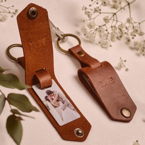 Leather anniversary photo keychain gift for Him, personalized photo keyring with leather cover as 3 year anniversary gift, up to 6 photos