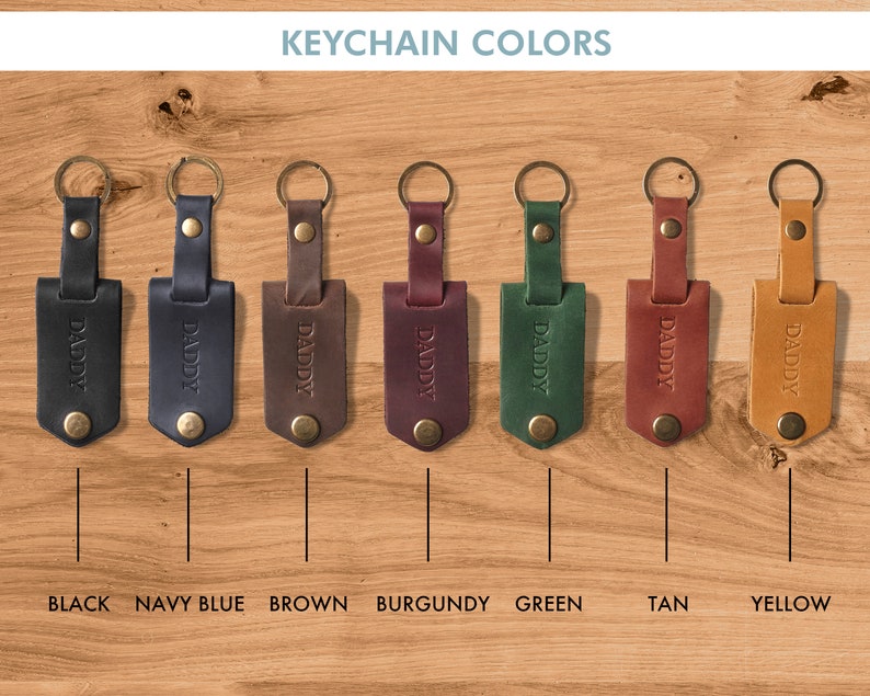Puede incluir: Llaveros de cuero en varios colores: negro, azul marino, marr&oacute;n, burdeos, verde, beige y amarillo. Cada llavero tiene una etiqueta rectangular con la palabra "DADDY" grabada y un anillo met&aacute;lico.
