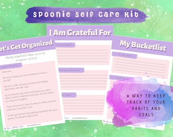 Op de afbeelding: Een roze en paarse printbare zelfzorgset voor spoonies. De set bevat werkbladen voor dankbaarheid, organisatie en een bucketlist. De tekst "Een manier om je gewoontes en doelen bij te houden" staat op een roze en paarse aquarel achtergrond.