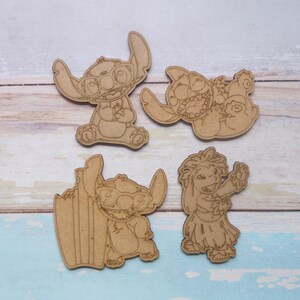 K&ouml;nnte beinhalten: Vier Holzausschnitte von Stitch aus Lilo & Stitch. Der erste Ausschnitt zeigt Stitch mit Sonnenbrille und einem Surfbrett. Der zweite Ausschnitt zeigt Stitch mit Brille und l&auml;chelnd. Der dritte Ausschnitt zeigt Stitch mit offenem Mund und ausgestreckten Armen. Der vierte Ausschnitt zeigt Stitch mit einem Lei und beim Hula-Tanz.