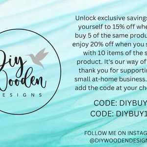 Puede incluir: Un gr&aacute;fico promocional sobre un fondo de acuarela azul claro con el logotipo de Diy Wooden Designs y un icono de colibr&iacute;. El texto detalla los c&oacute;digos de descuento DIYBUY5 y DIYBUY10 para compras al por mayor e incluye el usuario de Instagram.
