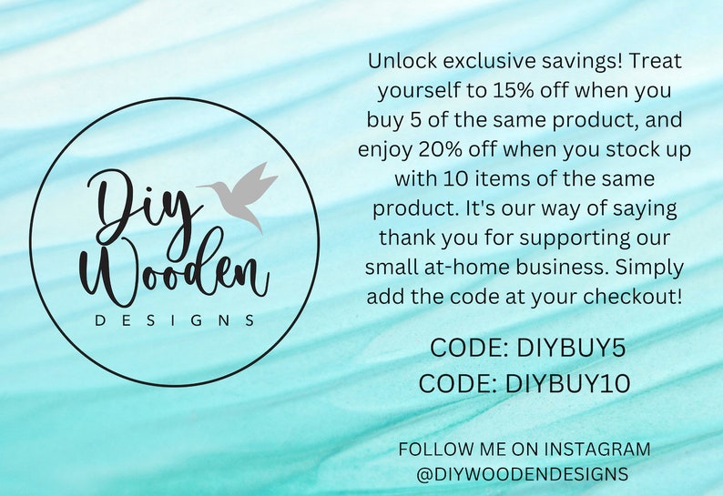 Puede incluir: Un gr&aacute;fico promocional sobre un fondo de acuarela azul claro con el logotipo de Diy Wooden Designs y un icono de colibr&iacute;. El texto detalla los c&oacute;digos de descuento DIYBUY5 y DIYBUY10 para compras al por mayor e incluye el usuario de Instagram.