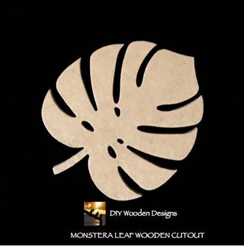 Puede incluir: Un recorte de madera de color marr&oacute;n claro con forma de hoja de monstera con fenestraciones caracter&iacute;sticas y un tallo. La imagen incluye el texto DIY Wooden Designs y MONSTERA LEAF WOODEN CUTOUT en la parte inferior sobre un fondo negro.