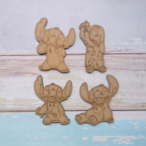 K&ouml;nnte beinhalten: Vier Holzausschnitte von Stitch aus dem Disney-Film Lilo & Stitch. Die Ausschnitte sind in verschiedenen Posen, darunter Stitch mit erhobenen Armen, Stitch mit verschr&auml;nkten Armen und Stitch mit herunterh&auml;ngenden Armen. Die Ausschnitte sind alle braun und haben eine helle Holzmaserung.