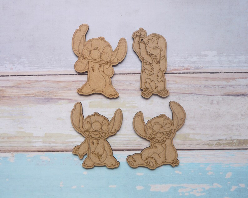 K&ouml;nnte beinhalten: Vier Holzausschnitte von Stitch aus dem Disney-Film Lilo & Stitch. Die Ausschnitte sind in verschiedenen Posen, darunter Stitch mit erhobenen Armen, Stitch mit verschr&auml;nkten Armen und Stitch mit herunterh&auml;ngenden Armen. Die Ausschnitte sind alle braun und haben eine helle Holzmaserung.