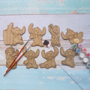 K&ouml;nnte beinhalten: Ein Set mit sechs unfertigen Holz-Ausschnitten von Stitch aus Lilo & Stitch, bereit zum Bemalen. Das Set enth&auml;lt Pinsel und einen Satz Acrylfarben in verschiedenen Farben.