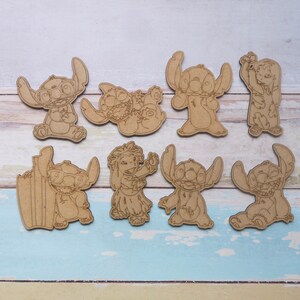 K&ouml;nnte beinhalten: Acht Holz-Ausschnitte von Stitch aus dem Disney-Film Lilo & Stitch. Die Ausschnitte sind in verschiedenen Posen, darunter Stitch mit einem Surfbrett, Stitch mit erhobenen Armen und Stitch mit den H&auml;nden auf den H&uuml;ften.