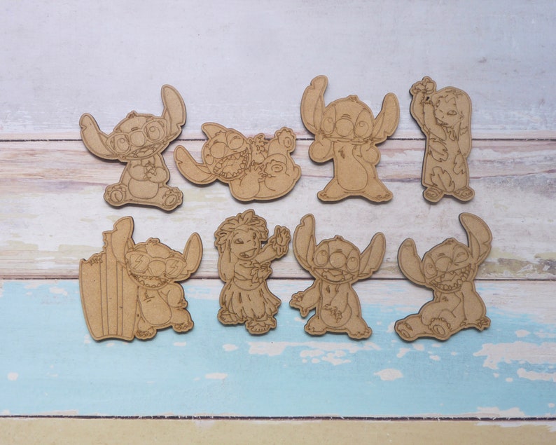 K&ouml;nnte beinhalten: Acht Holz-Ausschnitte von Stitch aus dem Disney-Film Lilo & Stitch. Die Ausschnitte sind in verschiedenen Posen, darunter Stitch mit einem Surfbrett, Stitch mit erhobenen Armen und Stitch mit den H&auml;nden auf den H&uuml;ften.