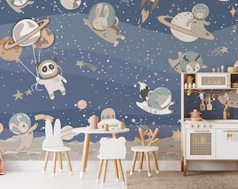 Puede incluir: Un mural de papel tapiz de temática espacial azul y blanco con una variedad de animales que llevan trajes de astronauta. Los animales incluyen un panda, un zorro, un conejo y un ciervo. El mural también presenta planetas, estrellas y una nave espacial.