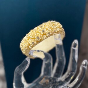 Vintage celluloidgjuten blommig och strass-klämmarmband krämvit