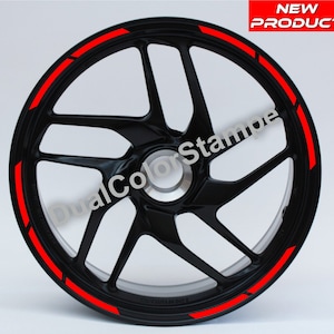 Op de afbeelding: Rode en zwarte motorfiets velgrand stickers. De stickers zijn in een streep patroon rond de velg van het wiel.