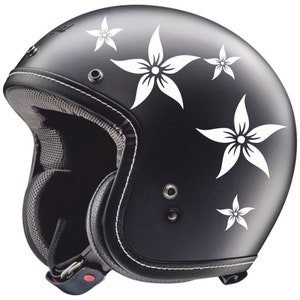 Könnte beinhalten: Schwarzer Motorradhelm mit weißen Blumenaufklebern. Der Helm hat eine weiße, genähte Naht am Rand und ein schwarzes Netzfutter.