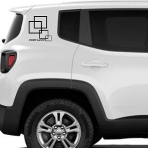 Può includere: Una Jeep Renegade bianca con un adesivo di design geometrico nero sul lunotto posteriore. L'adesivo presenta quadrati sovrapposti e il testo "New Life".