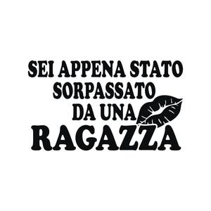 Adesivi divertenti per auto, stickers per auto, casco moto, camper. Frase divertente: 'Sei appena stato sorpassato da una ragazza