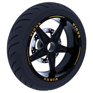 Può includere: Ruota di moto nera con un design a cinque razze e uno pneumatico nero. La ruota ha un logo "VIRUS" dorato sul cerchio.
