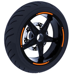 Peut inclure: Roue de moto avec un pneu noir et une jante noire. La jante présente un design à cinq branches avec des accents orange. Un disque de frein argenté est visible derrière la roue.