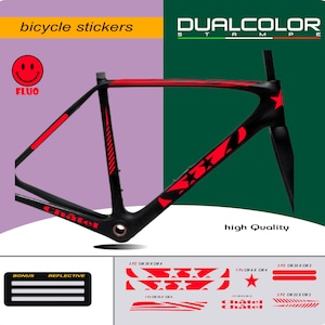 Op de afbeelding: Een zwart fietsframe met rode en witte stickers. De stickers hebben een stervormig ontwerp en het woord "Châtel". De stickers zijn verkrijgbaar in verschillende maten, waaronder 38 cm x 4 cm, 20 cm x 2 cm, 22 cm x 2 cm en 4 cm x 4 cm.