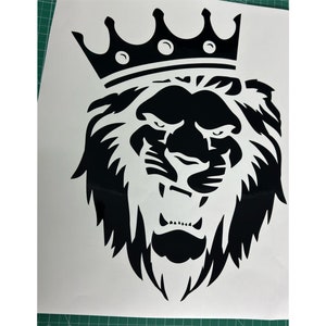 Peut inclure: Silhouette noire et blanche d'une tête de lion portant une couronne. Le lion a une expression féroce avec une crinière imposante et une couronne sur la tête.