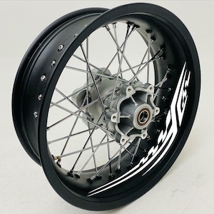 Op de afbeelding: Zwart motorfietswiel met een wit spaakontwerp en een witte velgstreep. Het wiel heeft een verchroomd spaakontwerp en een zwarte velg.