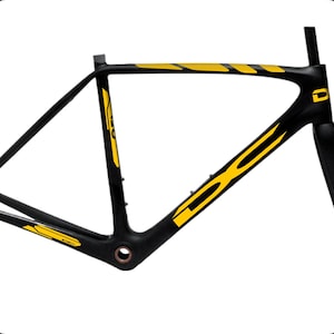 Peut inclure: Cadre de vélo noir avec des accents jaunes. Le cadre a un design distinctif avec une bande jaune qui longe le tube supérieur et un design en forme de X jaune sur le tube inférieur.