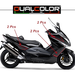 Puede incluir: Scooter Yamaha TMAX negro con calcomanías rojas y blancas. Las calcomanías dicen "ROAD" y "500".