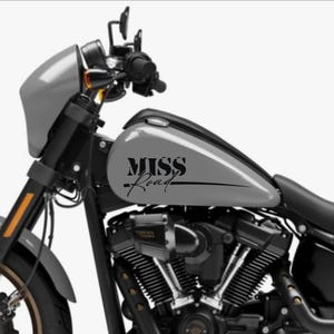 DualColorStampe® Adesivi Compatibili con Harley-Davidson Miss Road serbatoio DX-SX stickers Moto Motorbike COD. M0350