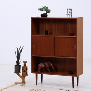 Vintage teakhouten boekenkast met schuifdeuren | Plank in Deens design uit het midden van de 20e eeuw, jaren 60