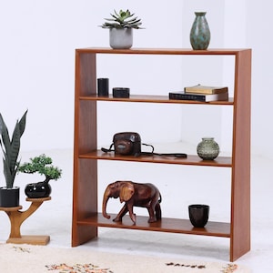 Kleine vintage teakhouten boekenkast | Plank uit het midden van de vorige eeuw | Houten opbergruimte uit de jaren 60