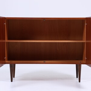 Hochglanz Kommode aus den 60er Jahren Mid Century Kleines Sideboard Vintage Flurkommode Schrank Retro 70er Bild 2