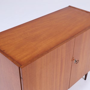 Hochglanz Kommode aus den 60er Jahren Mid Century Kleines Sideboard Vintage Flurkommode Schrank Retro 70er Bild 5