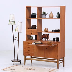 Vintage teakhouten plank jaren 60 | Boekenkast uit het midden van de vorige eeuw met schuifdeuren, retro houten opbergruimte