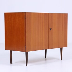 Hochglanz Kommode aus den 60er Jahren Mid Century Kleines Sideboard Vintage Flurkommode Schrank Retro 70er Bild 3