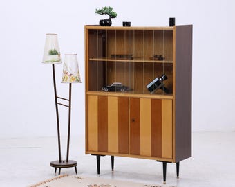 Vintage Vitrinenschrank | Mid Century Vitrine mit Glasschiebetüren | Zweifarbige Front | 50er 60er Jahre