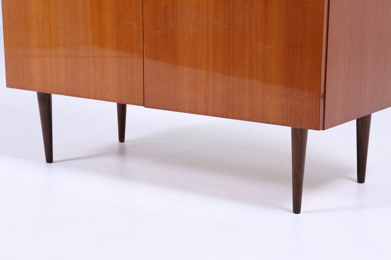 Hochglanz Kommode aus den 60er Jahren Mid Century Kleines Sideboard Vintage Flurkommode Schrank Retro 70er Bild 10