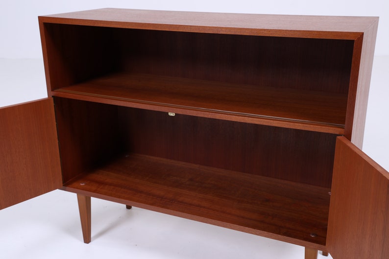 Schmale Vintage Kommode 60er Jahre Mid Century Kleines Sideboard Flurkommode Schrank Retro 70er mit offenem Regal Bild 8