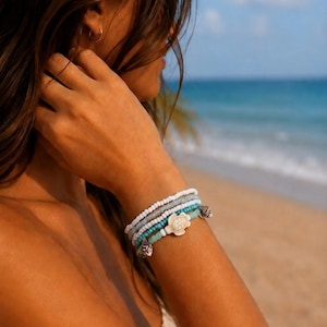 Strandsköldpadda stapelarmbandsset | Sommarpärlarmband | Havsinspirerade smycken, present till henne | Semesterarmband med snäckskal och kustmotiv